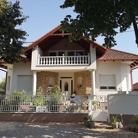 Csillag Haz Apartment Mosonmagyarovar Exterior photo